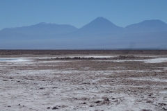 316-Immensite-salee-du-Salar-d-Atacama-au-pied-des-grands-volcans