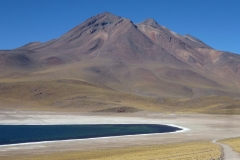 319-Laguna-Miscanti-4200m-et-volcan-Miniques-5900m