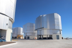 333-les-4-telescopes-de-8m20-du-Very-Large-Telescope-europeen-sur-le-Cerro-Paranal-2635-m